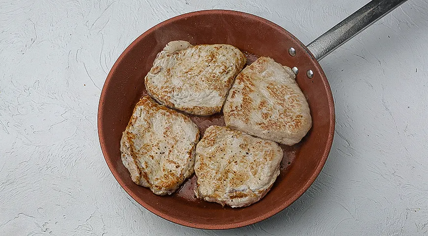 Свиные отбивные с кабачками и томатным соусом