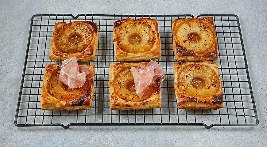 Слойки с ананасом и прошутто