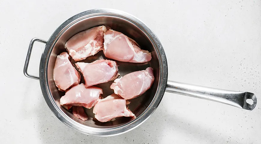 Тушеные куриные бедрышки с луком