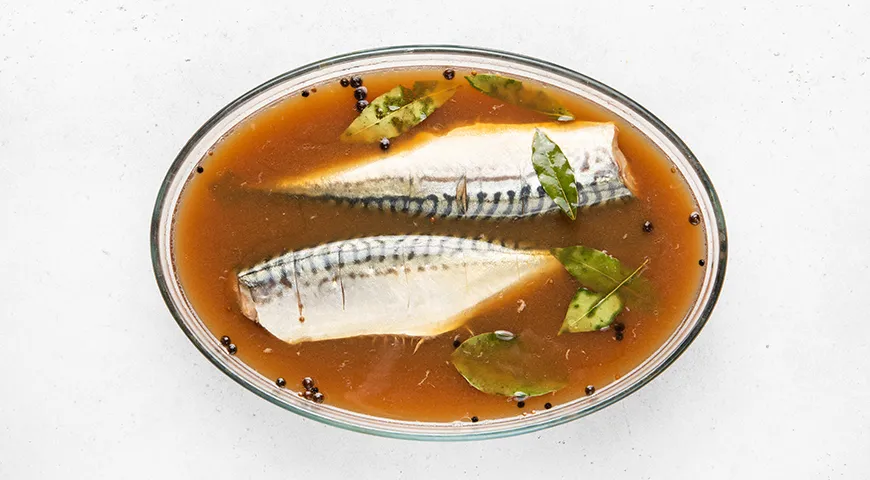 Скумбрия в чае и луковой шелухе