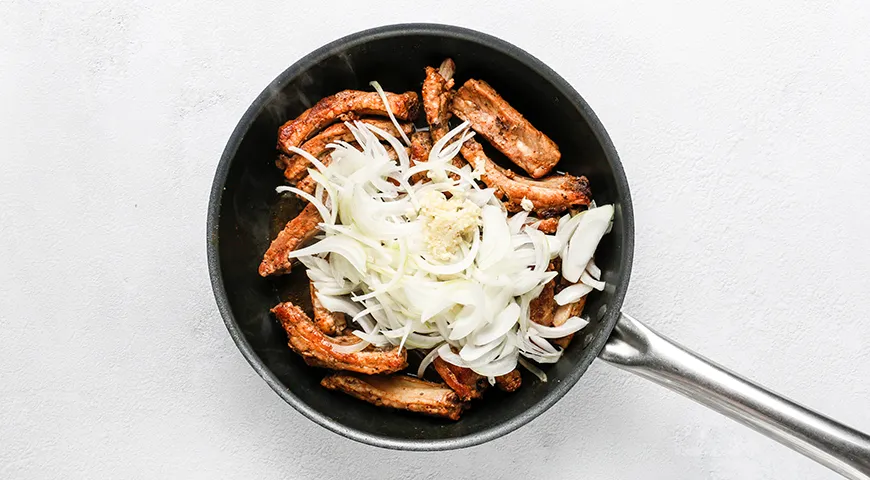 Жареные свиные ребрышки с луком и чесноком
