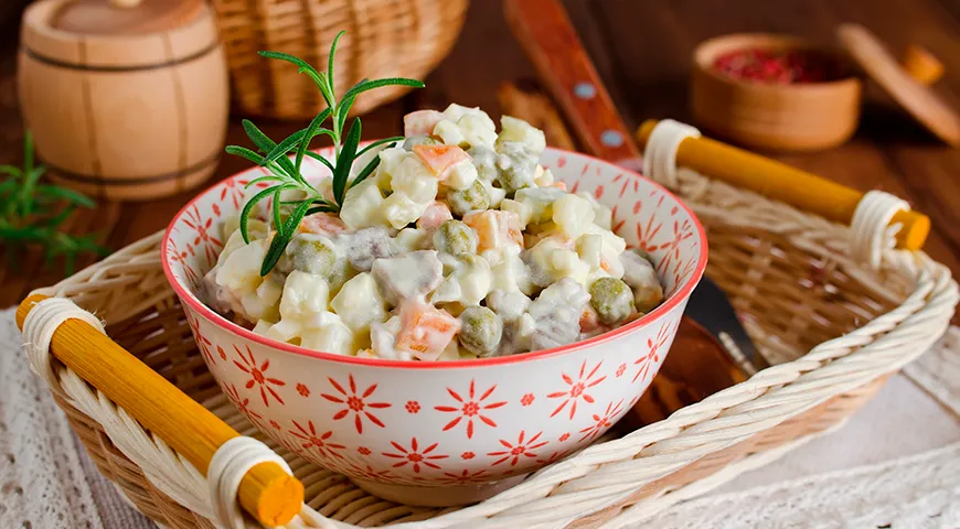 Оливье с вареной куриной голенью