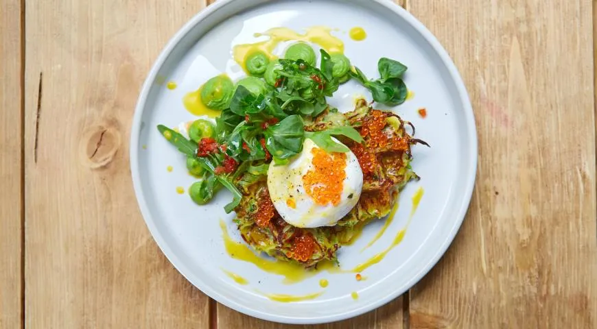 Рецепт оладьев с кабачками и икрой форели