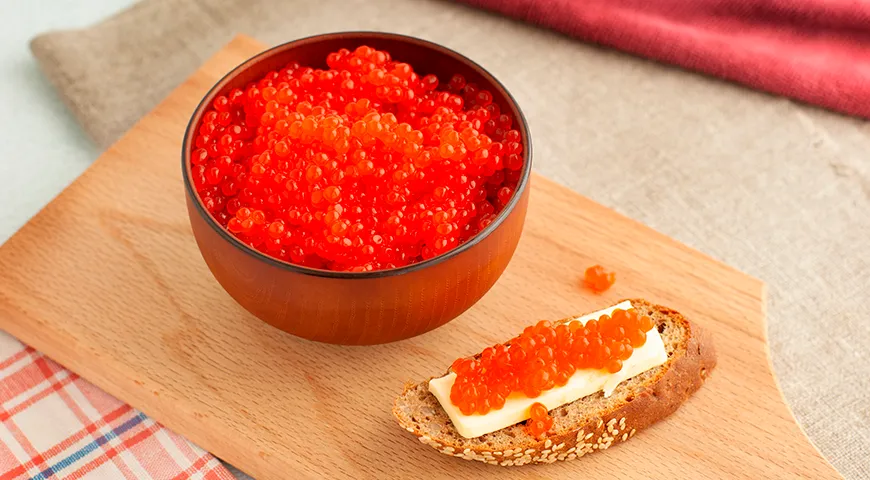 Икра кижуча диаметром 3,5–4 мм имеет нежную упругую оболочку, обладает приятной «хрусткостью» и отличается ярким цветом