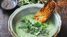Вегетарианский суп из брокколи с семенами чиа и миндалем