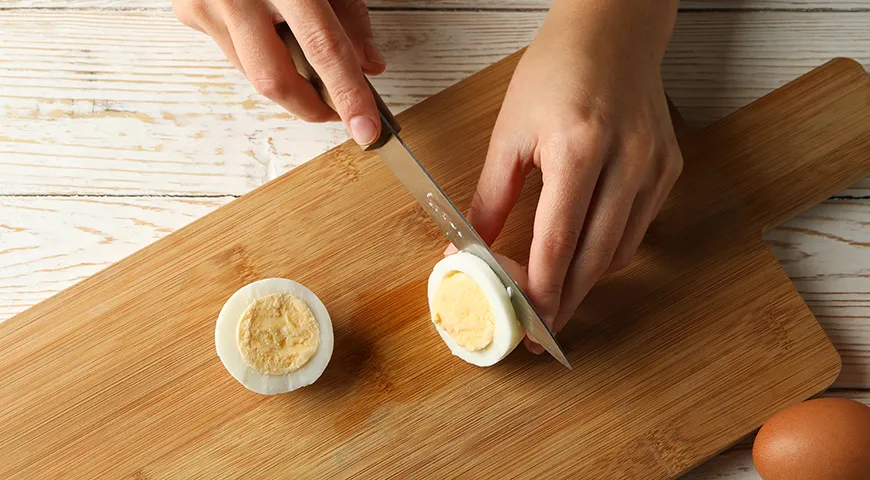 Яйца, сваренные вкрутую – самые безопасные в употреблении. Вредные бактерии умирают при варке, при этом сохраняются полезные вещества