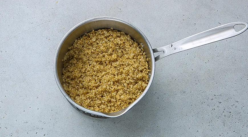 Салат из курицы и киноа с арахисовой заправкой