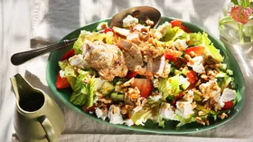Клубничный салат с индейкой и грецкими орехами