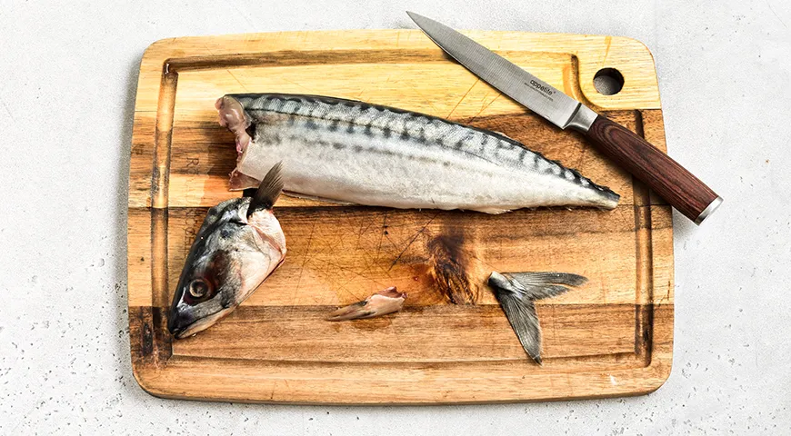 Тушеная скумбрия с овощами в сметане на сковороде