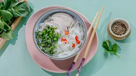 Куриный суп с рисовой лапшой по-азиатски