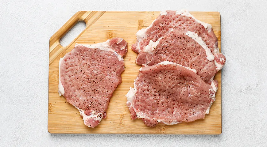 Мясо по-французски с картофелем, помидорами и сыром