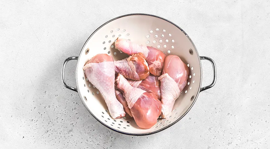 Куриные ножки в томатно-сметанном соусе на сковороде