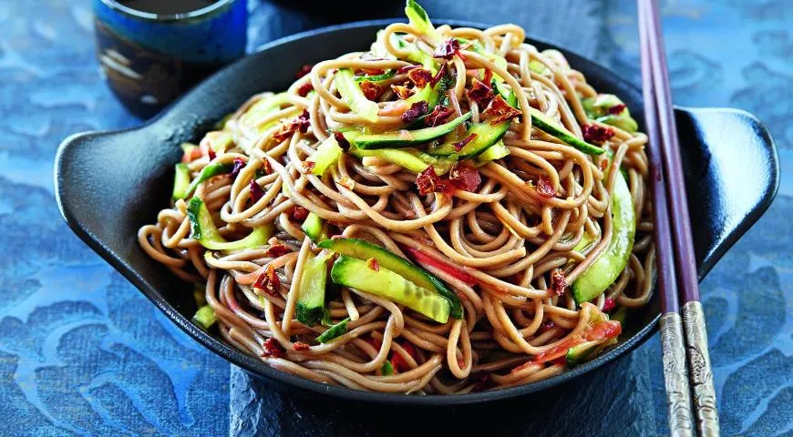 Холодная лапша с имбирной заправкой