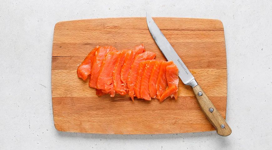 Лаваш с красной рыбой, огурцом и плавленым сыром