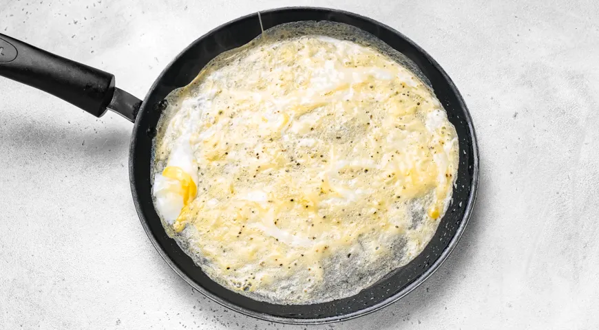 Яичные блинчики с крабовыми палочками и сыром