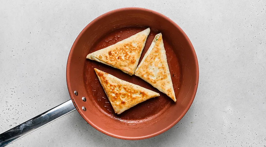 Конвертики из лаваша с яйцами и сыром