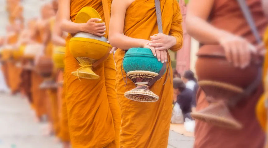 Буддистские монахи носят свои «боулы» с собой