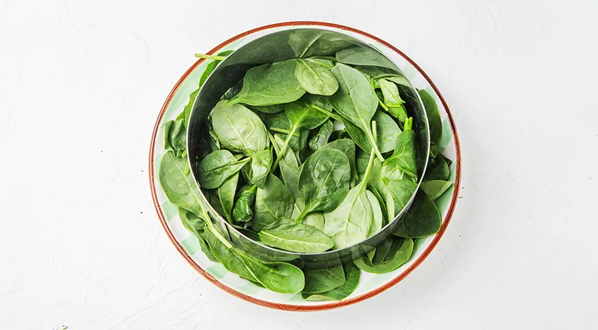 Слоёный салат с курицей, грибами, помидорами и сыром