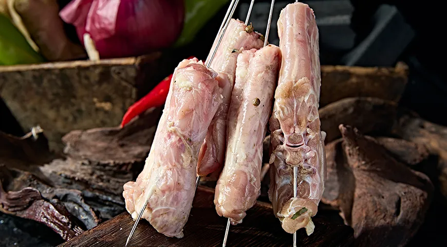 Цельная куриная шея — это 5–7 позвонков, покрытых кожей с остатками мяса; длиной примерно 8–12 см, весом от 40 до 80 г в зависимости от птицы