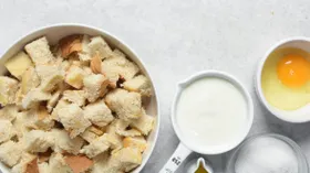 Шеф-повар показал, как превратить черствый хлеб в нежный пудинг с сухофруктами