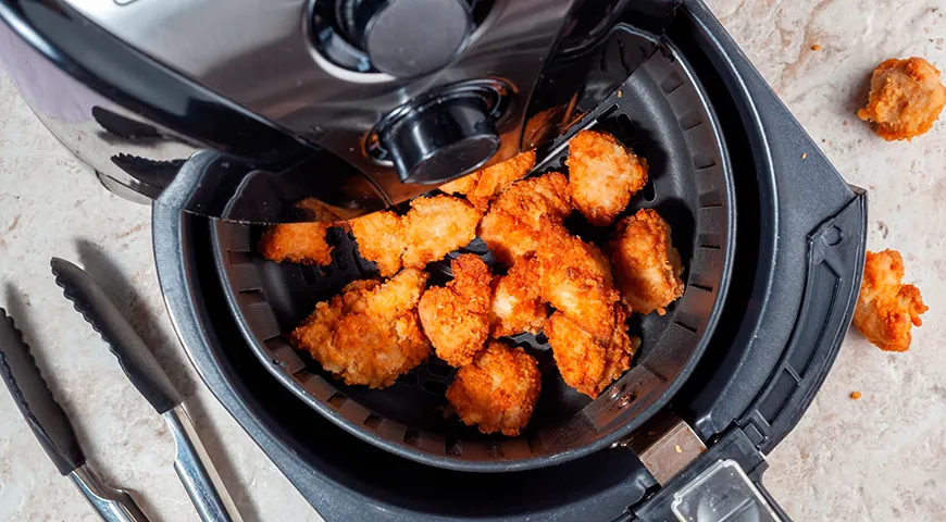  В аэрогриле курицу в панировке готовят при температуре 200 °C