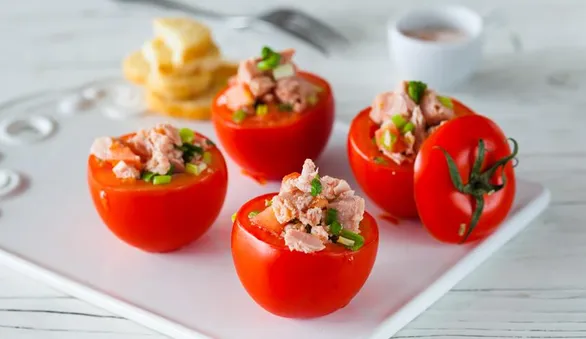 Помидоры, фаршированные консервированным тунцом с шалфеем