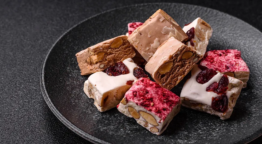 На европейском рынке выделяются две основные разновидности нуги: белая и коричневая