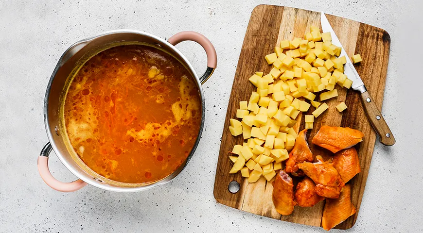 Гороховый суп с копчеными крылышками