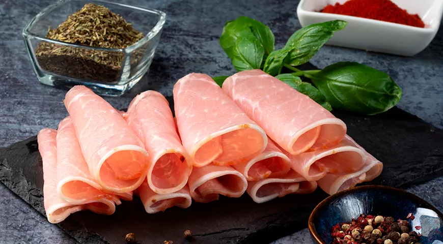 Классический способ подачи свиного балыка — нарезать его тончайшими ломтиками прямо перед сервировкой