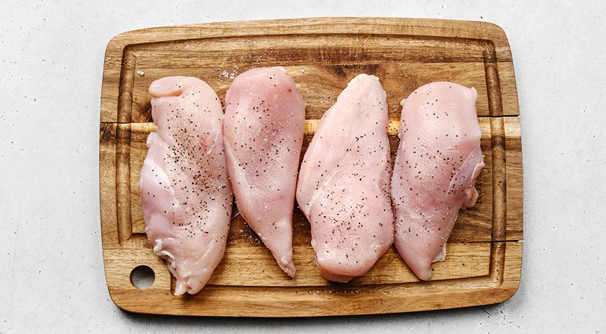 Запеченное куриное филе в панировке из сухарей и сыра