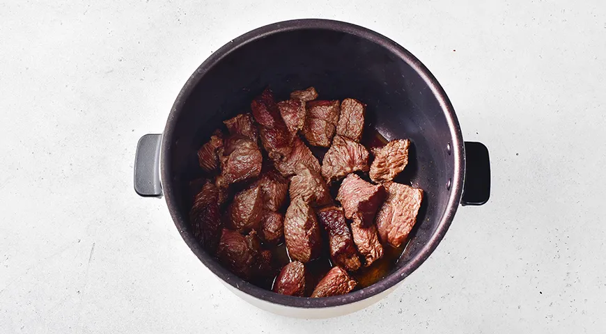 Тушенная картошка с мясом в мультиварке