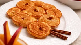 Абрикосовые оладьи с подливкой из манго с корицей