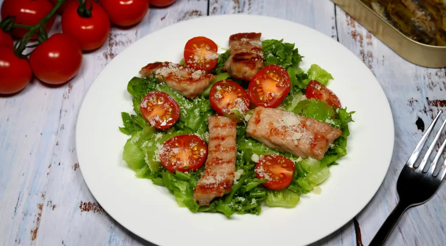 Рецепт салата с фриллисом и свининой