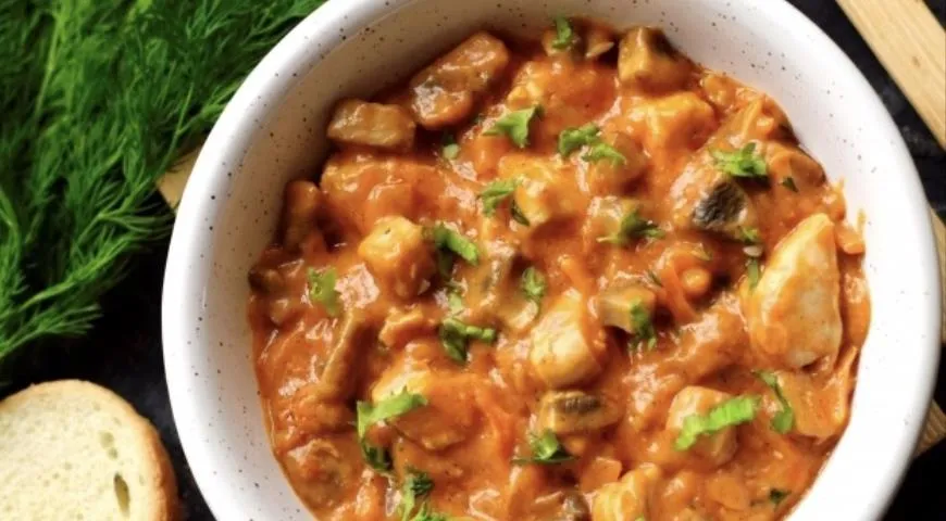 Гуляш из курицы и шампиньонов с томатной пастой и сметаной