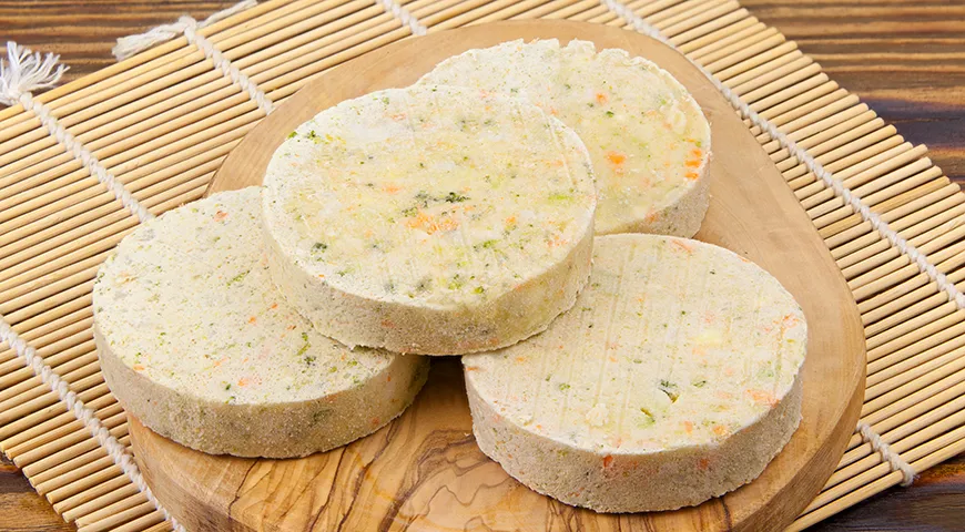 Чтобы овощные котлеты они не размякли и не потеряли форму, не размораживайте их, удалите лишний лед и сразу жарьте