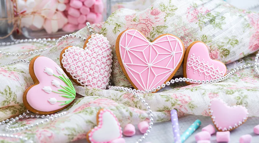 Айсинг готовят из двух основных ингредиентов: яичного белка и сахарной пудры. Также существует веганский айсинг и айсинг для людей с аллергией на куриное яйцо