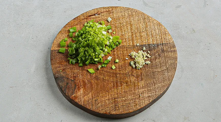 Салат айсберг с голубым сыром и беконом