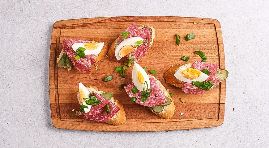 Бутерброд с сырокопченой колбасой и яйцом