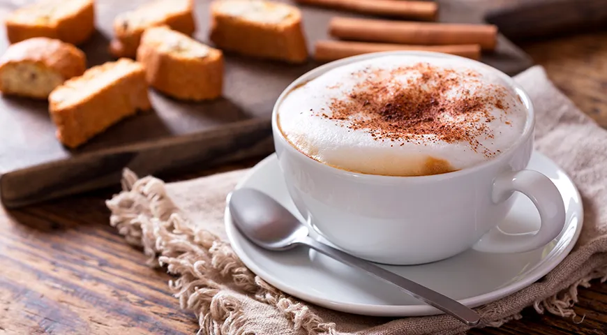 Керамика хорошо удерживает тепло, долго сохраняет вкус и аромат капучино