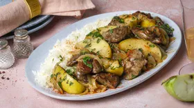 Куриная печень с яблоками и луком