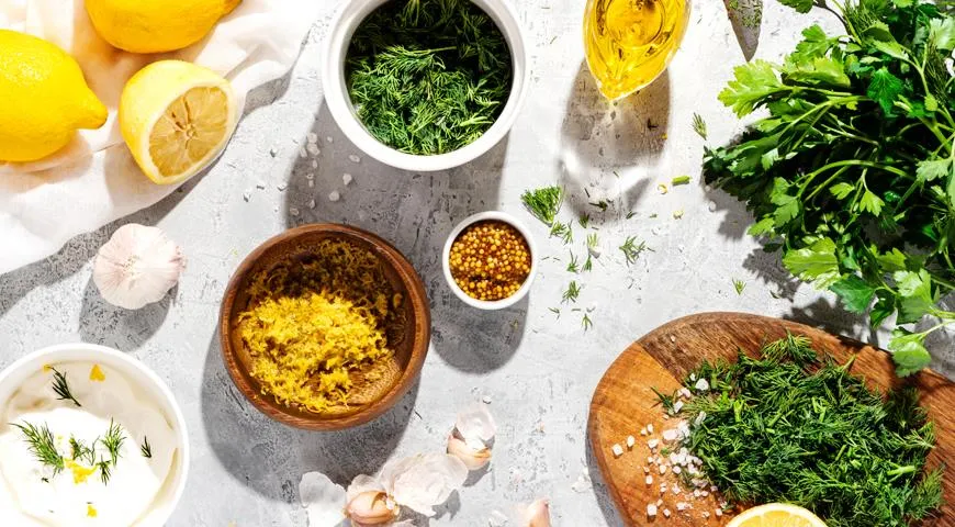 Шалфей, душистое масло и травы, чеснок и лемон – ключевые ингредиенты маринадов и приправ в средиземноморском стиле