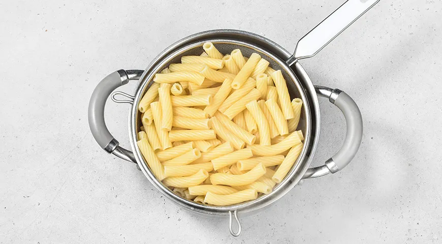 Макароны с курицей и грибами на сковороде