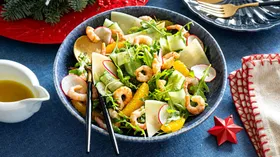 Простые рецепты с салатом и креветками: рецепты с фото