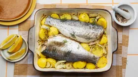 Запеченный жерех с картошкой и луком