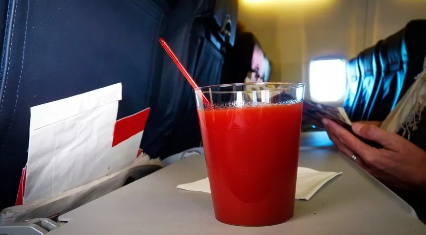 Томатный сок — самый популярный сок, который подают на борту авиалайнеров