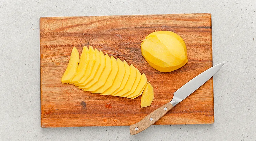 Салат с уткой и манго