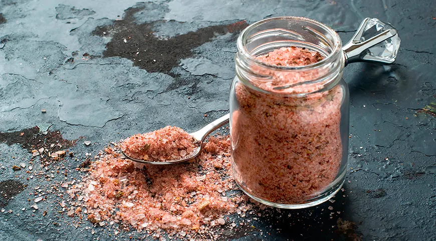 Розовая адыгейская соль с добавлением чеснока и сушеной паприки 