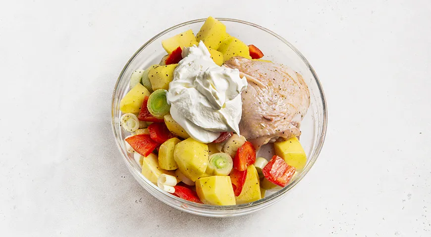 Куриные бедра с картошкой в духовке в рукаве