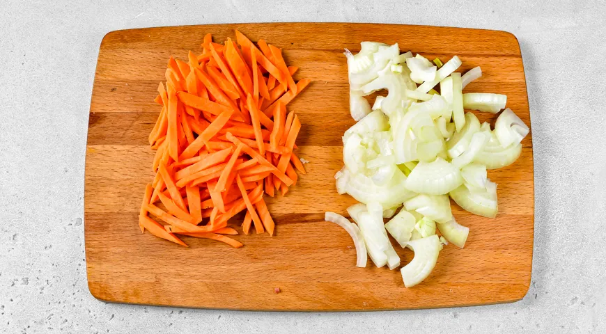 Куриные сердечки, тушенные в сливках, с морковью и луком