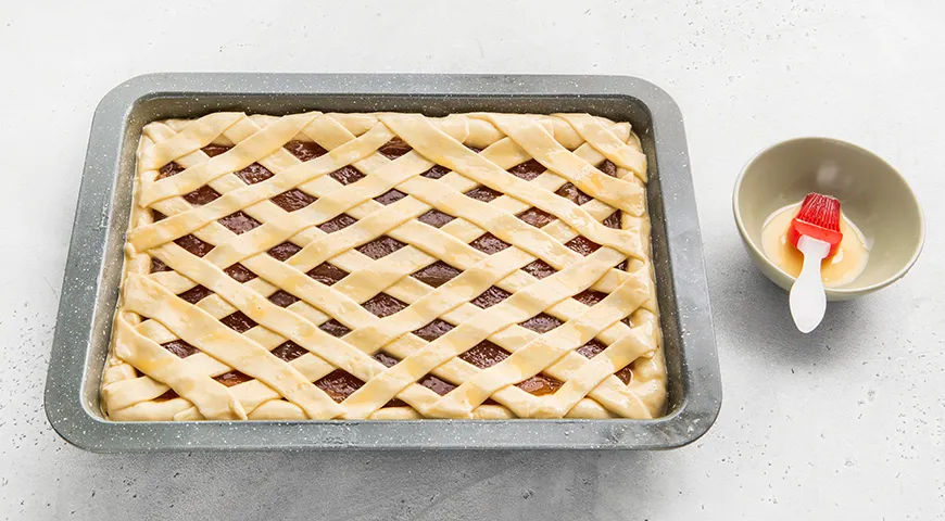 Пирог из дрожжевого теста с повидлом в духовке